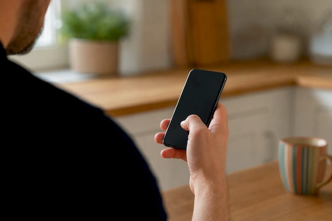 Kéz fogadási limiteket állít be telefonon, a képernyő homályos