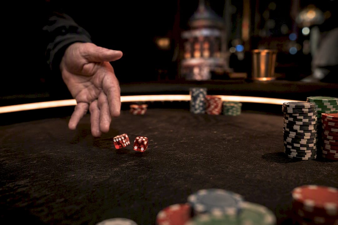 Kéz dobja a kockákat craps asztalon