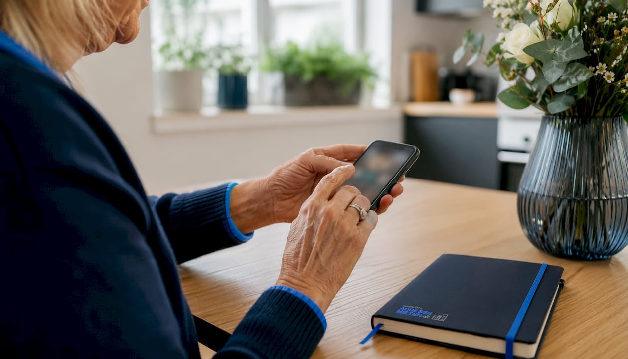 Mit dem Smartphone in der Hand stöbert jemand durch die Bewertungen anderer Nutzer.