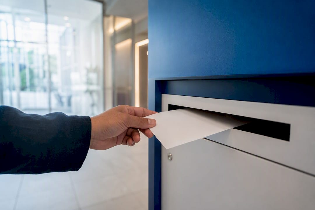 Postweiterleitung geschäftlich: Was fürs Impressum wirklich zählt