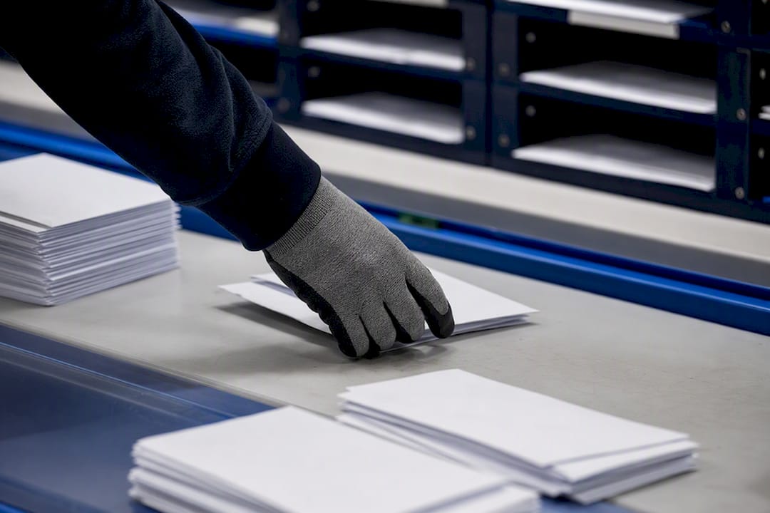 Manuelle Sortierung der Post im digitalen Briefzentrum