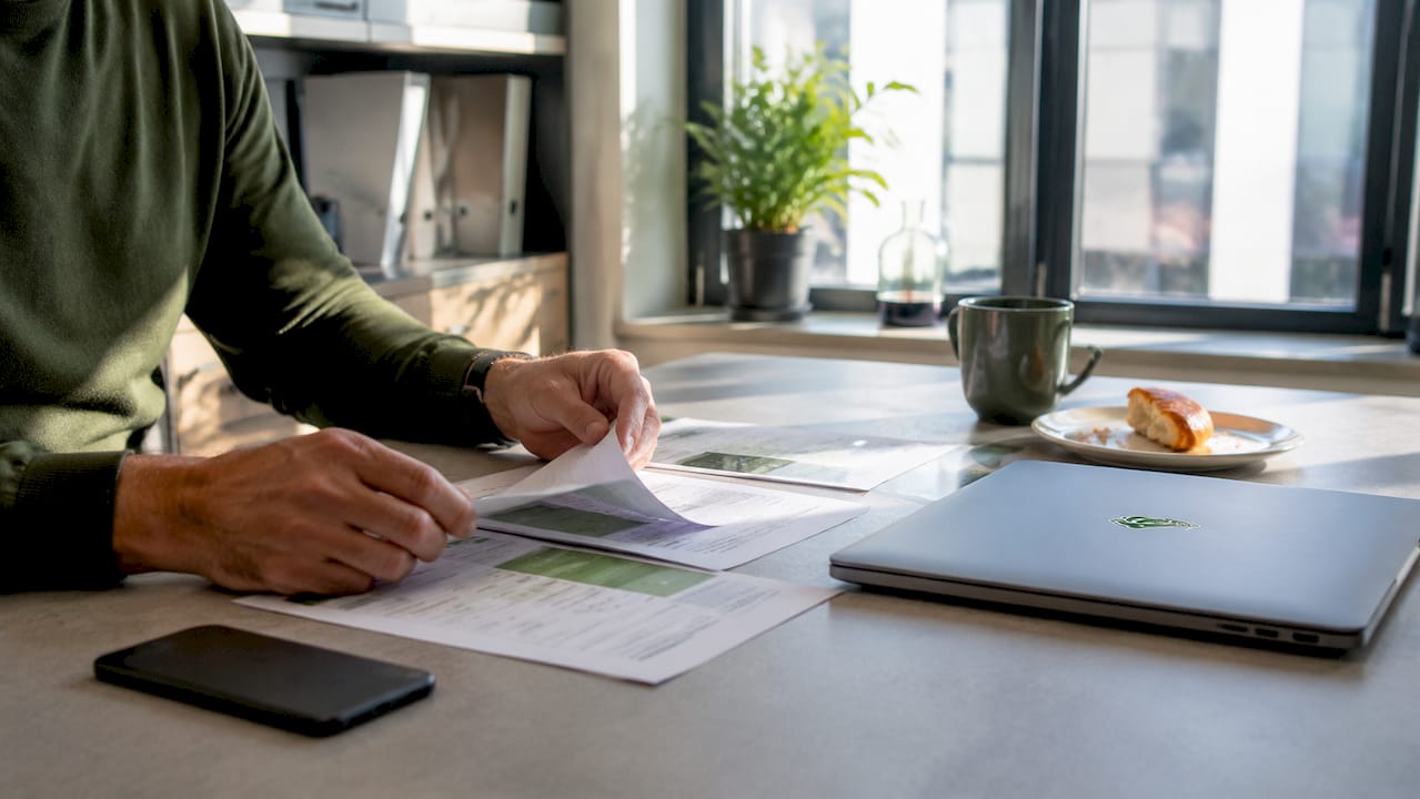 Hender som sammenligner priser på mobilabonnement