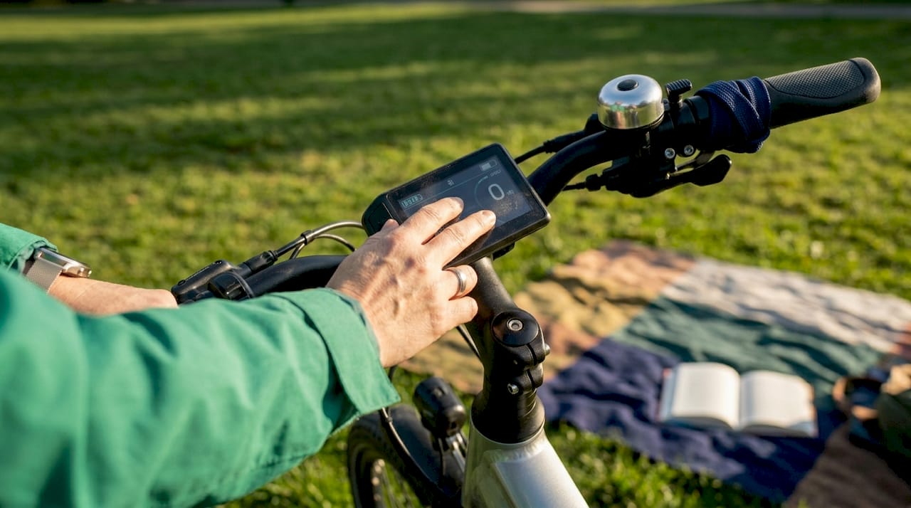 Hand adjusting pedal-assist on electric bike