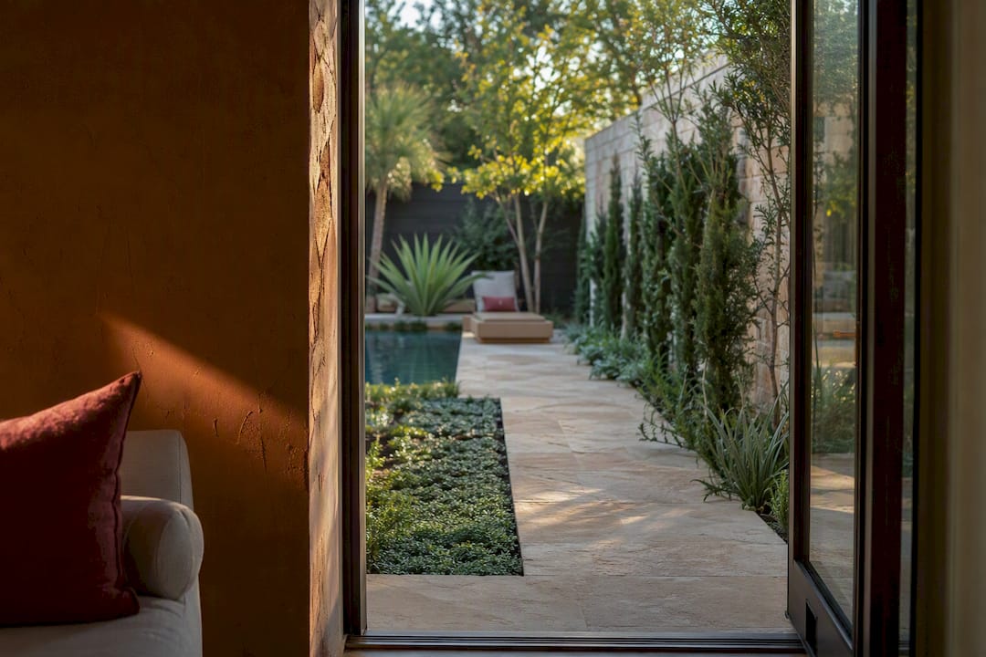 Layered planting connecting courtyard to water