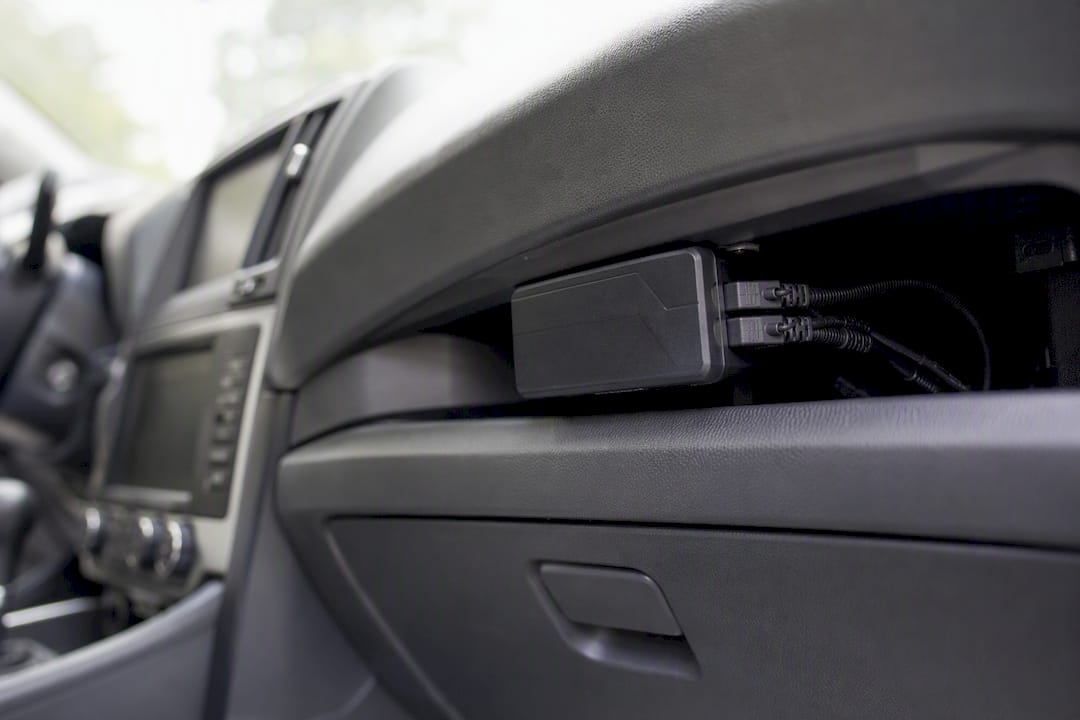 Edge-storage telematics device under dashboard