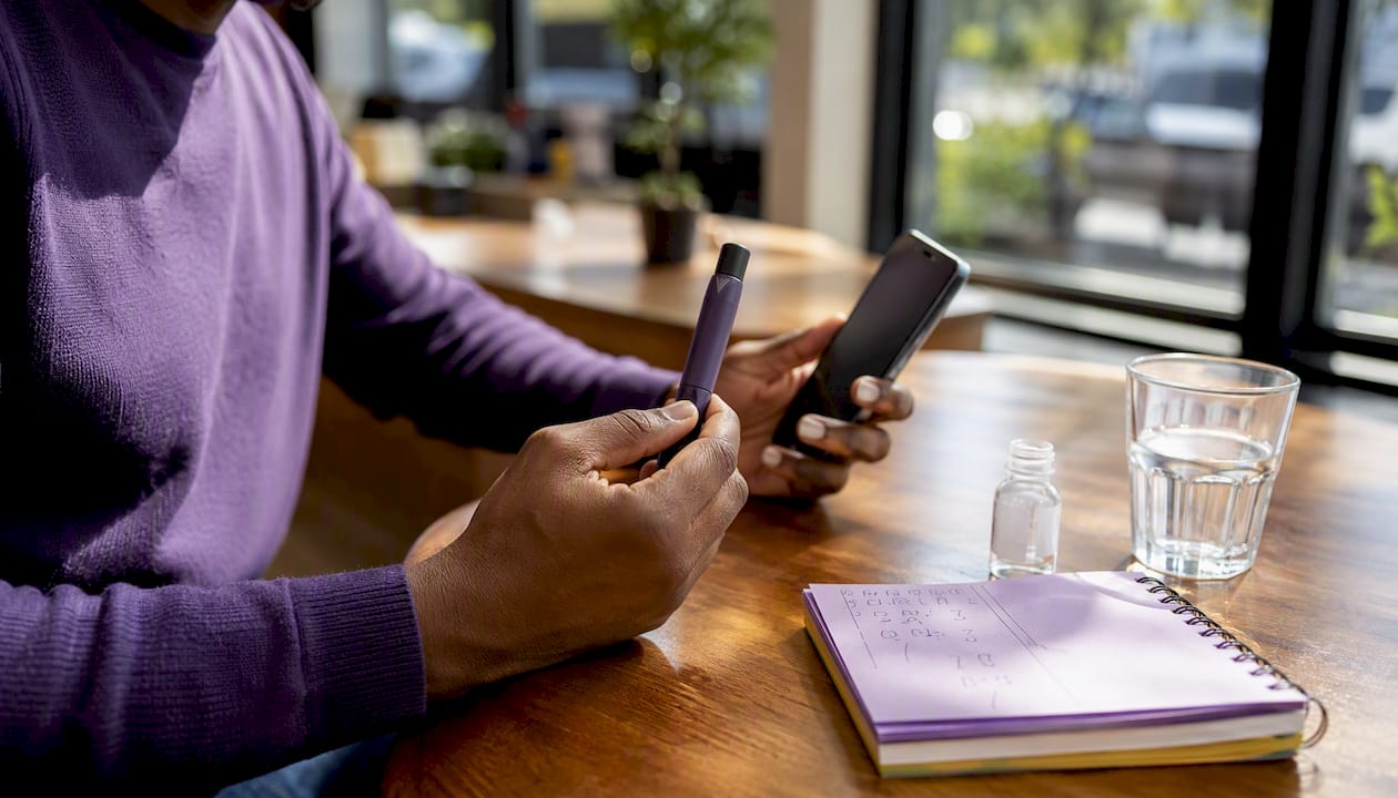 Hands using smart insulin pen and app