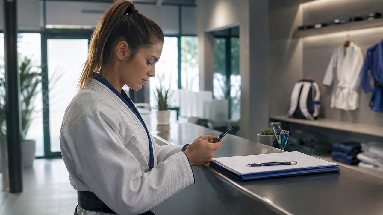 Instructor using smartphone to automate lead reply