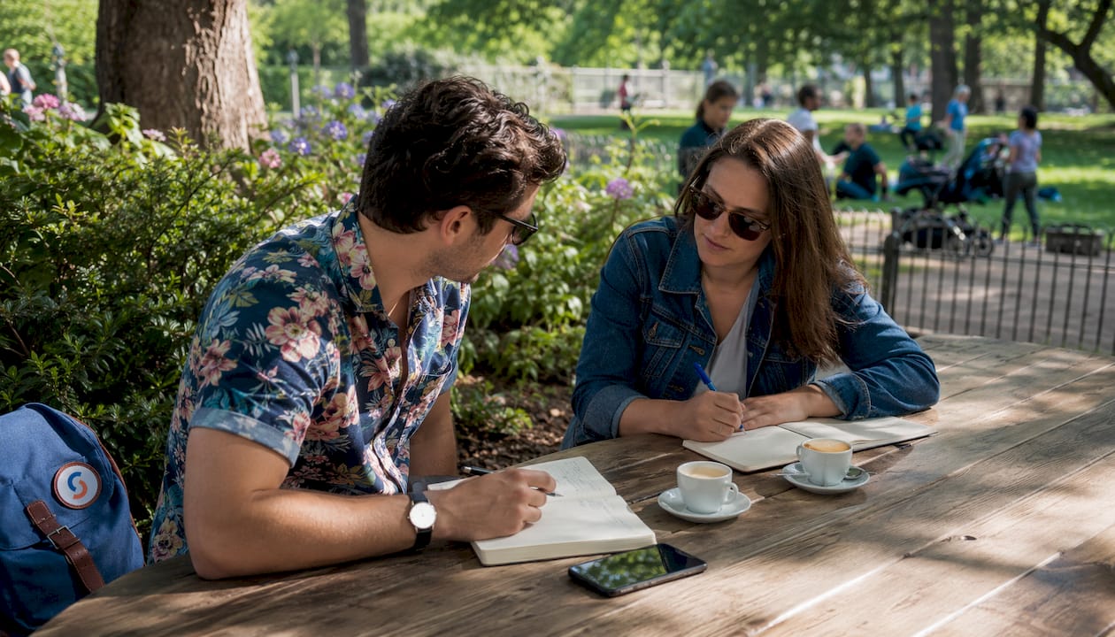 American expats discussing Porto budgets outdoors