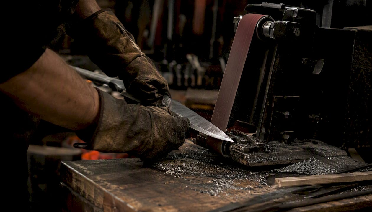 Artisan grinding spring steel blade