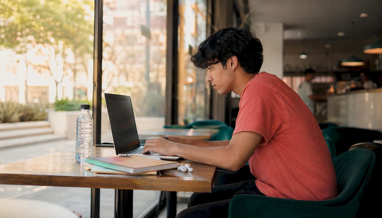 Student using online adaptive test platform