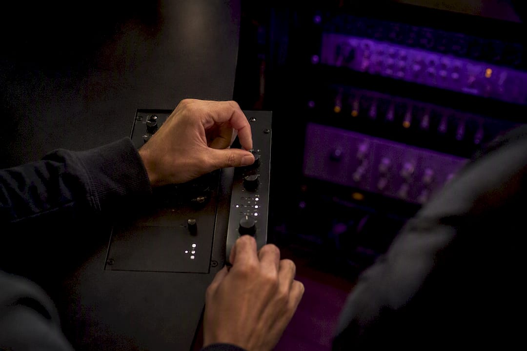 Hands adjusting audio plugin oversampling knob