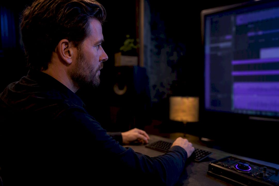 Engineer troubleshooting plugin latency in studio