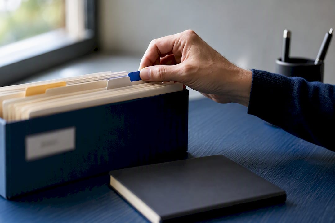 Mano organizando una carpeta etiquetada como Acción