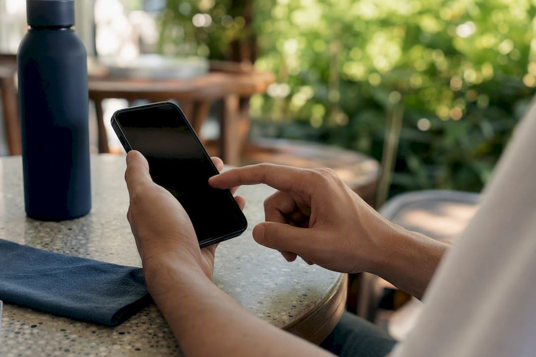 Hand tapping unsubscribe in mobile app