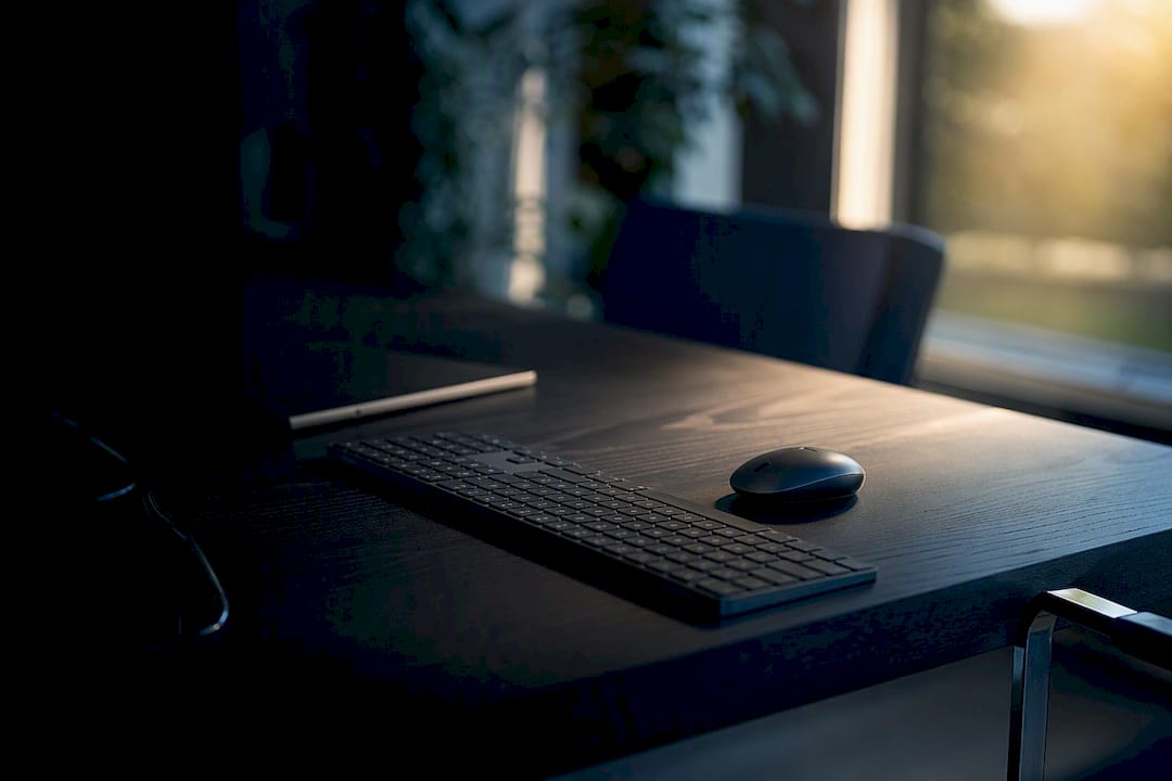 Espacio de trabajo moderno con elementos tecnológicos sutiles