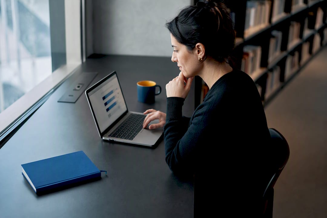 Profesional que gestiona correos importantes con apoyo de IA