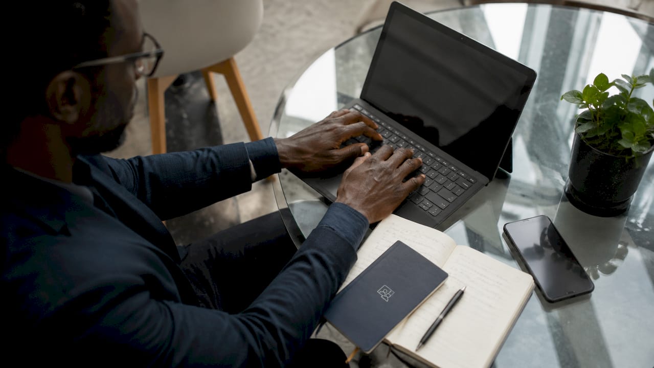 Des mains qui s’activent sur le clavier pour faire avancer la technologie.