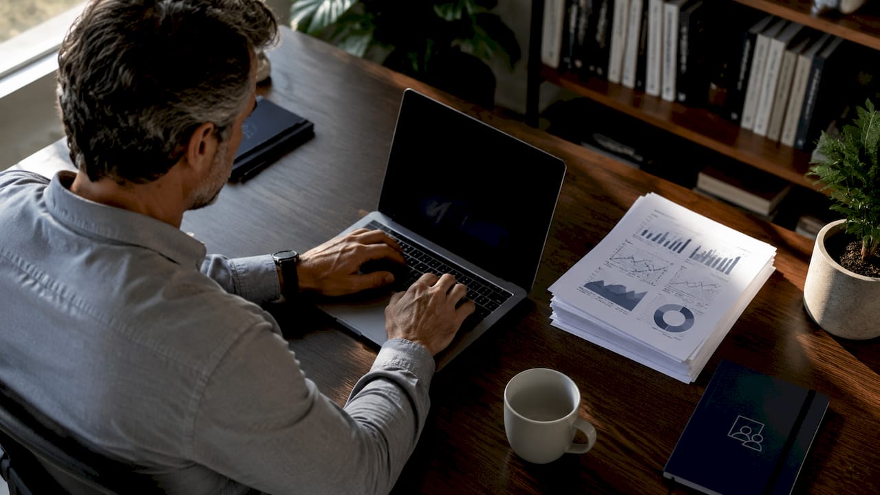 Des mains saisissent des codes thématiques sur le clavier d’un ordinateur portable.