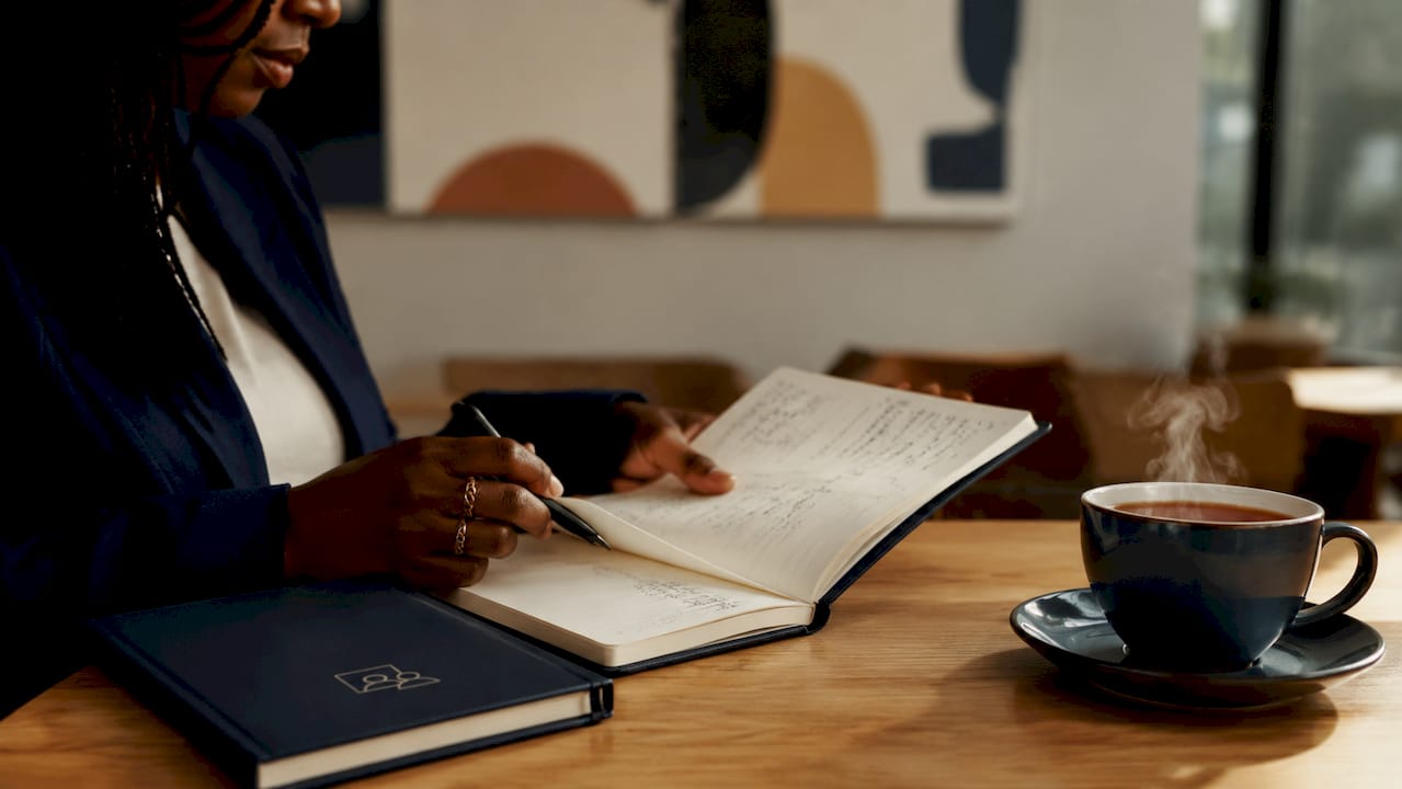 Une femme d'affaires concentrée sur son smartphone, en pleine gestion de ses activités professionnelles.
