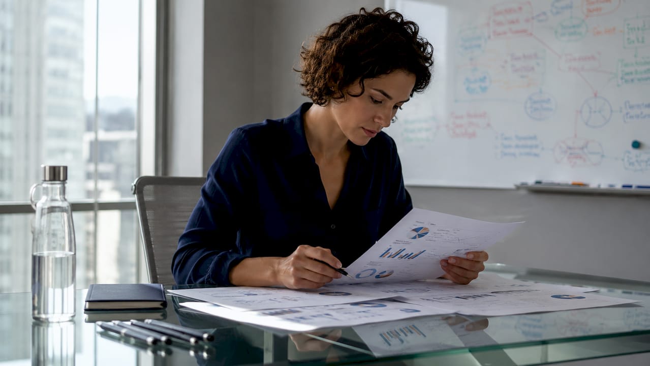 Spécialiste marketing en train d’analyser les indicateurs de rentabilité