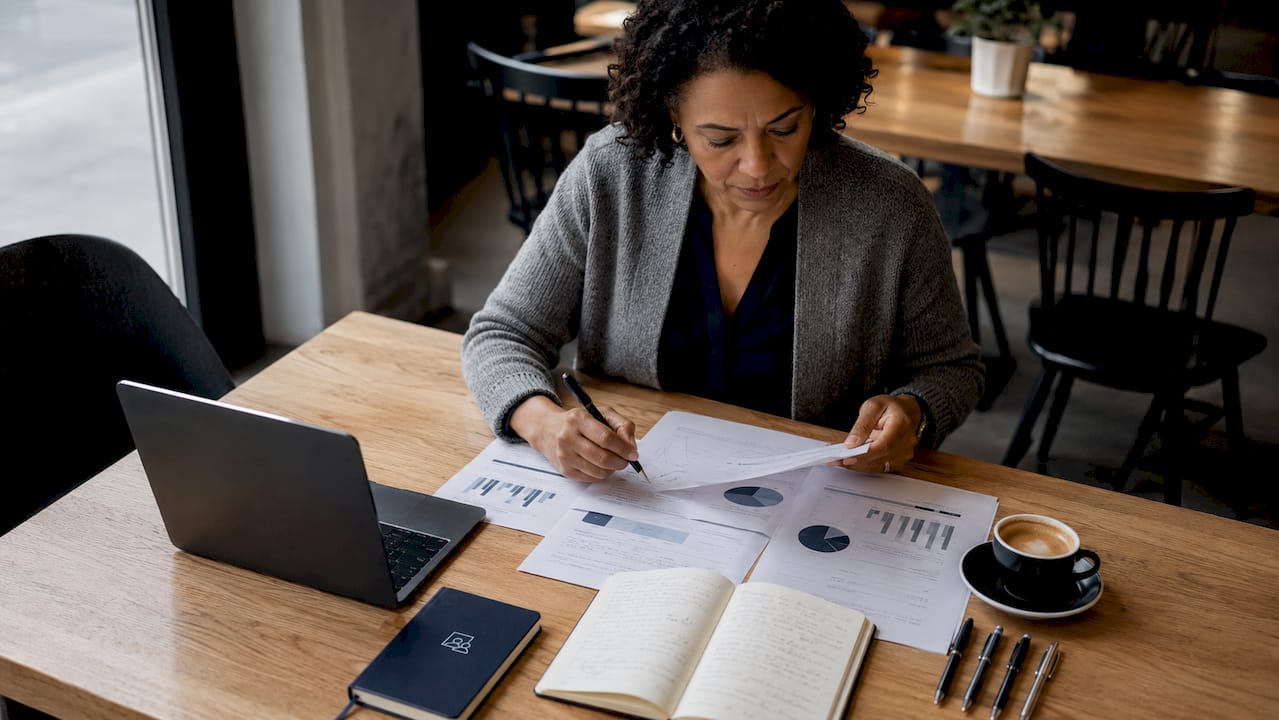 Une femme passe en revue les procédures opérationnelles pour s’assurer de leur efficacité.