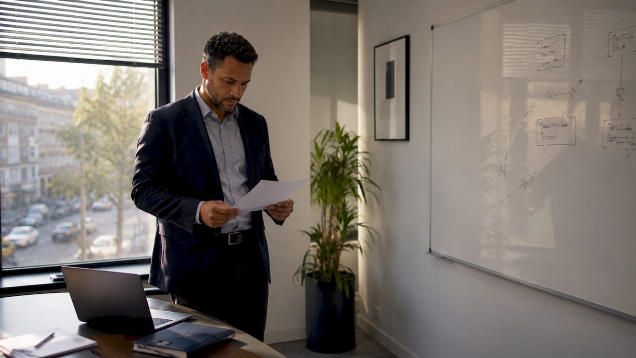 Chef d’entreprise en pleine préparation d’un plan de communication pour gérer une situation délicate