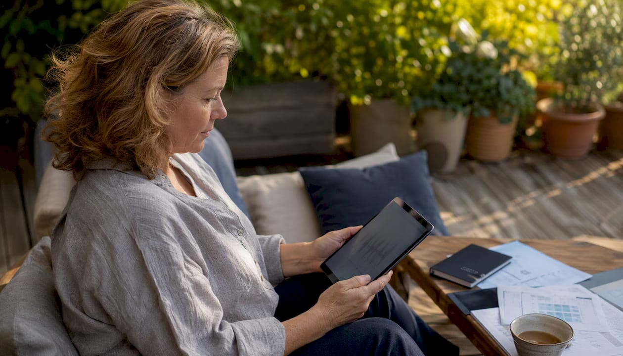Une personne consulte des graphiques sur une tablette
