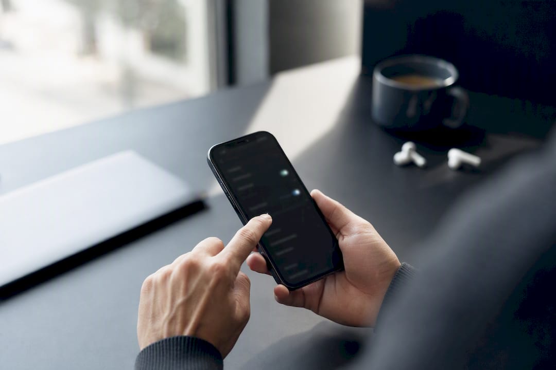 Mains activant l'option boost sur l'appareil