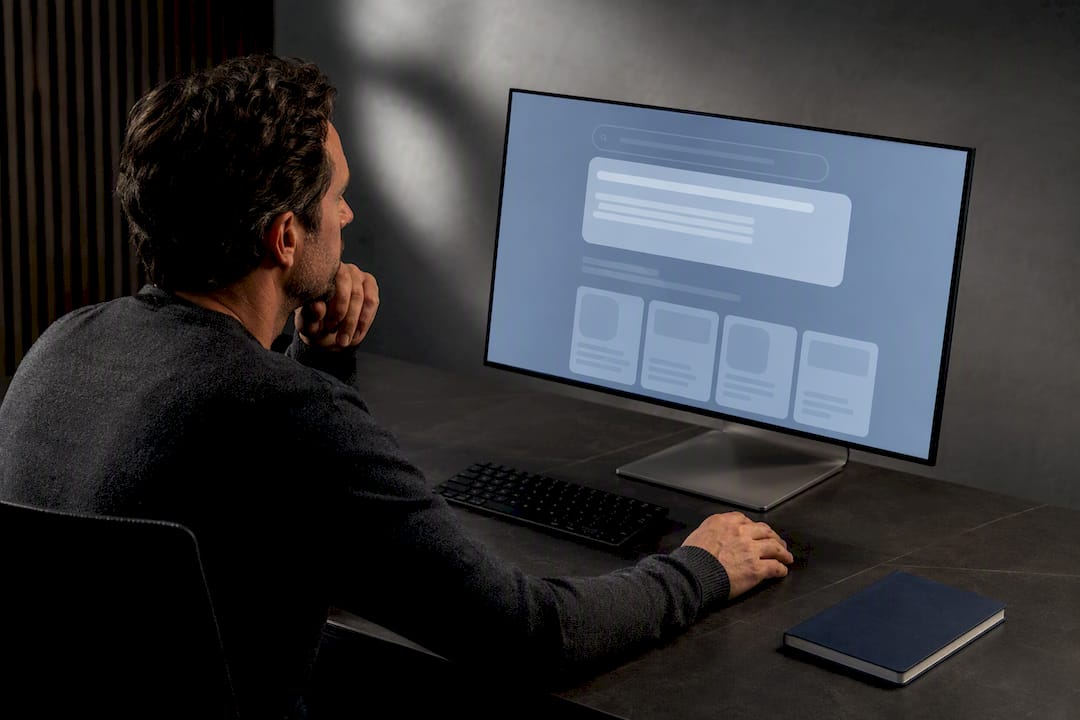 Analyste surveillant les sources de recherche SGE
