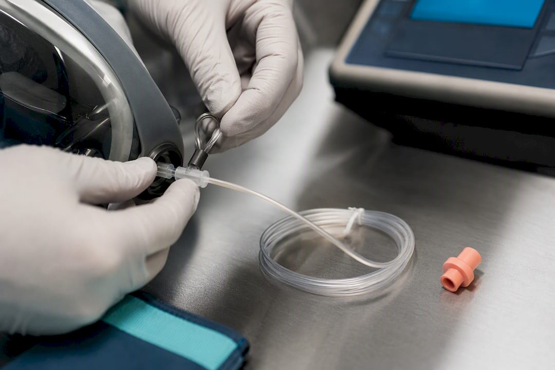 Sampling probe attached to respirator facepiece