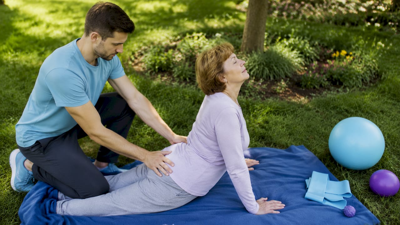 Fizioterapeutul ghidează pacienții în efectuarea exercițiilor pentru sănătatea spatelui