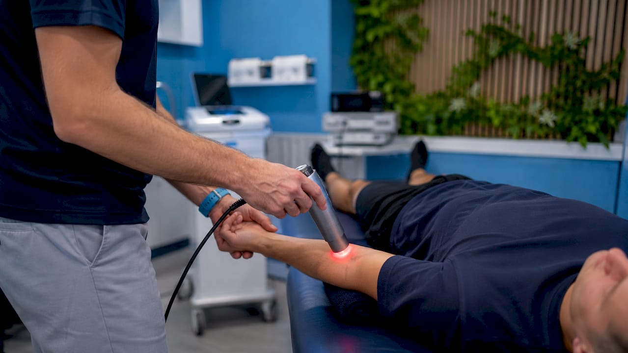 Aplicarea terapiei cu laser pe zona antebrațului