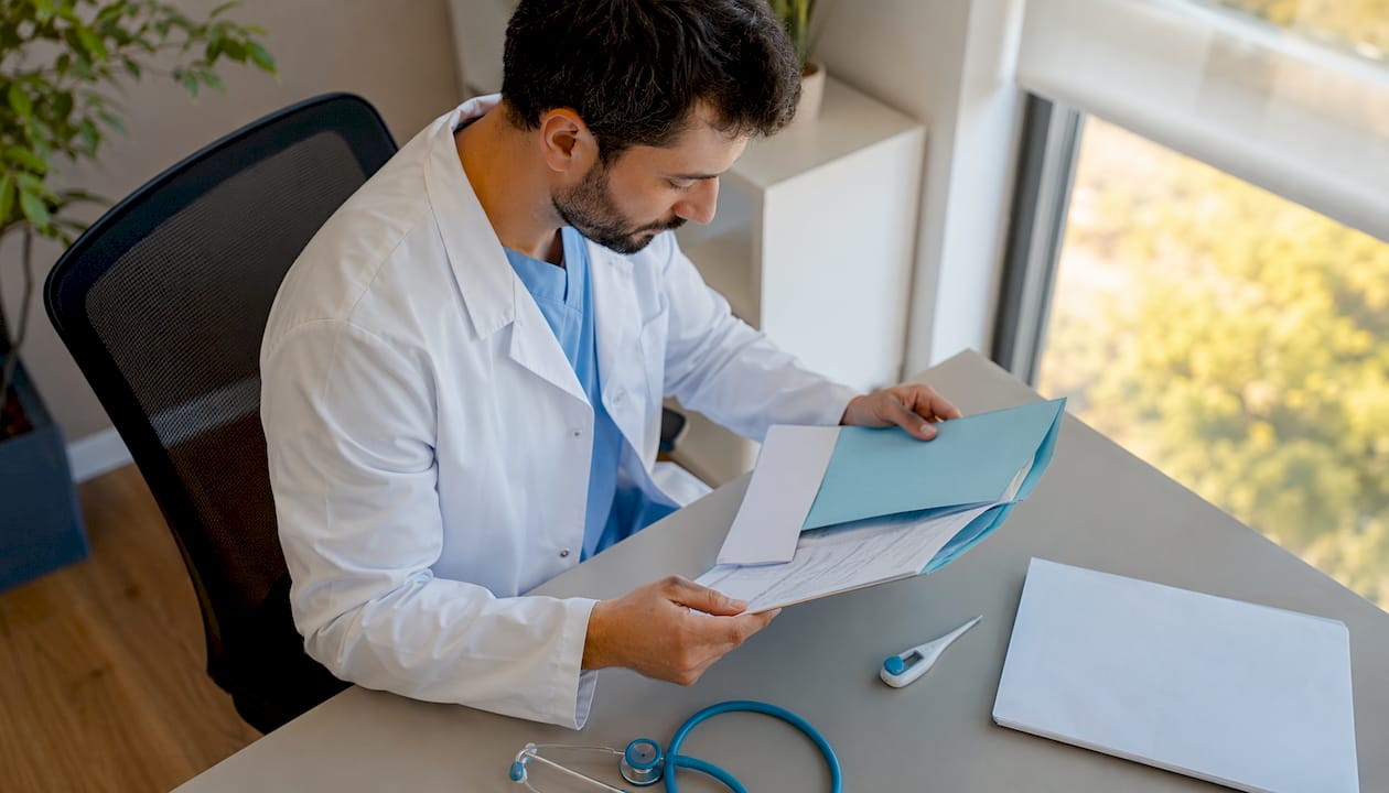 Medicul se asigură că pacientul nu prezintă contraindicații înainte de a începe procedura de crioterapie.