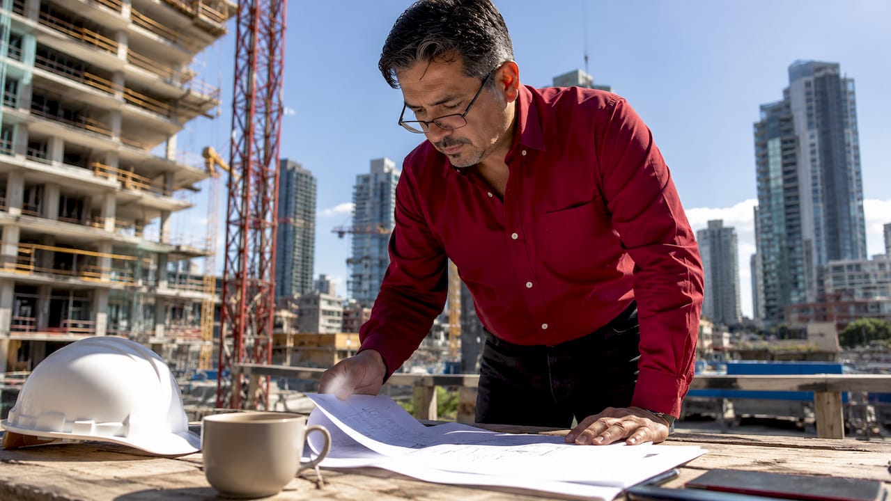 Arquitecto revisa planos y documentación de obra