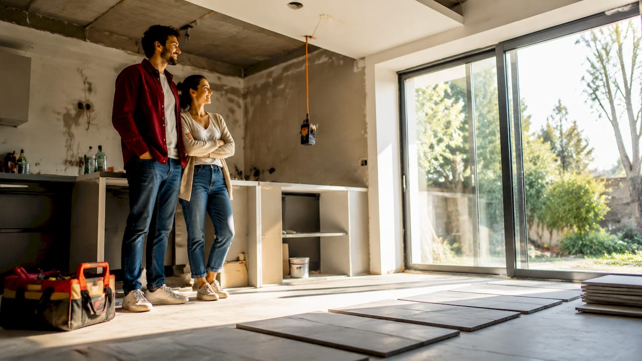 Una pareja revisa el progreso de la reforma de su vivienda