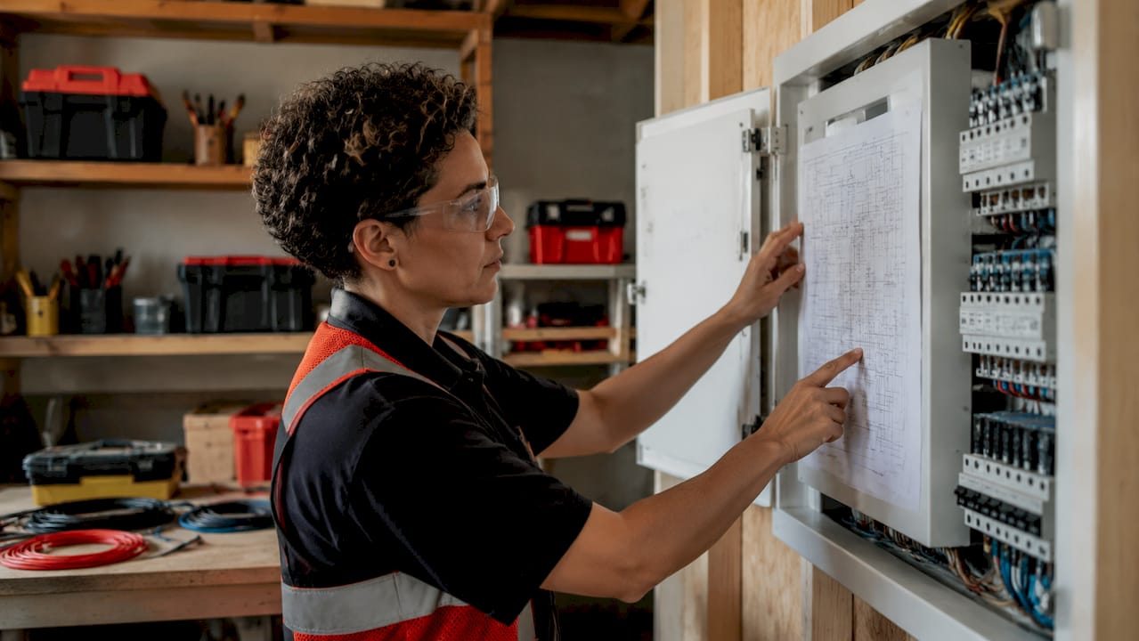 Técnico revisando el esquema eléctrico desde una tablet