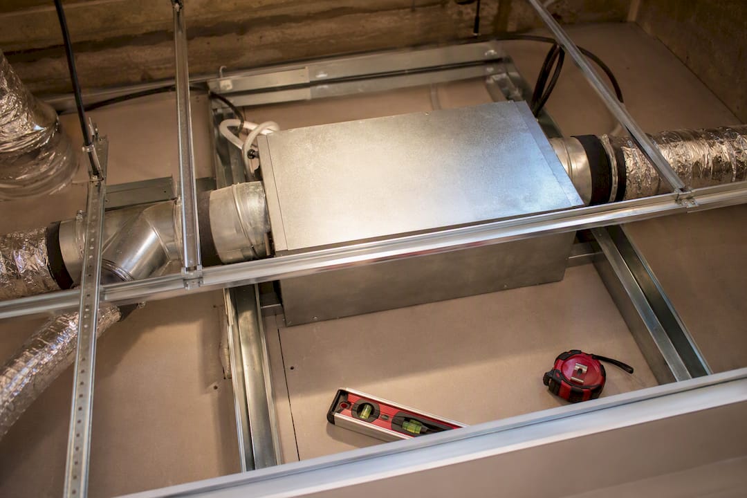 Extractor en línea instalado en el falso techo del sistema técnico