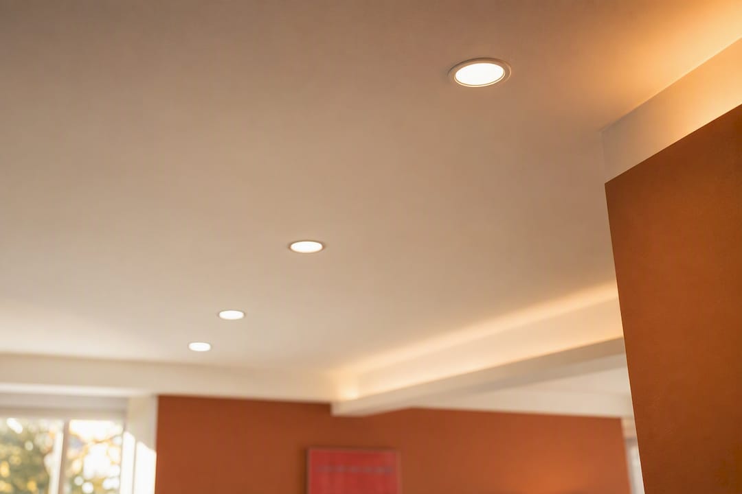 Luminarias LED instaladas en un techo recién remodelado