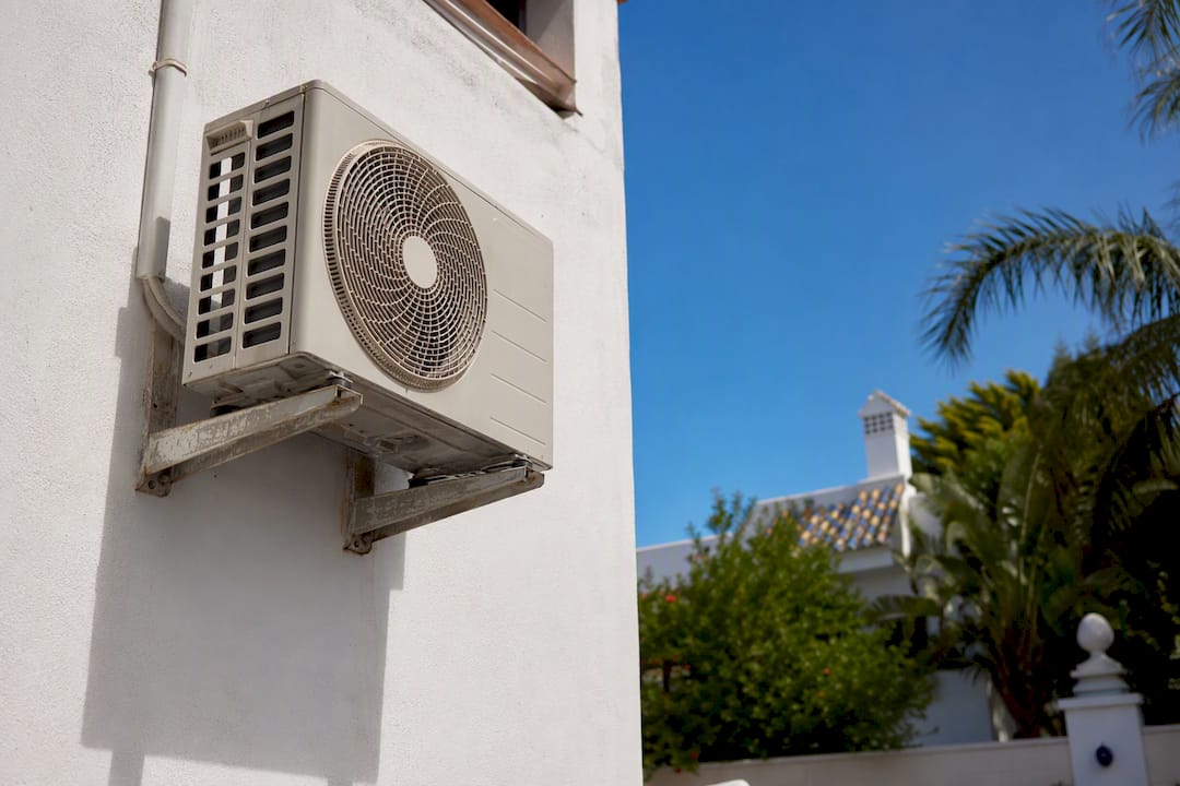 Unidad exterior de aire acondicionado en una costa ventilada