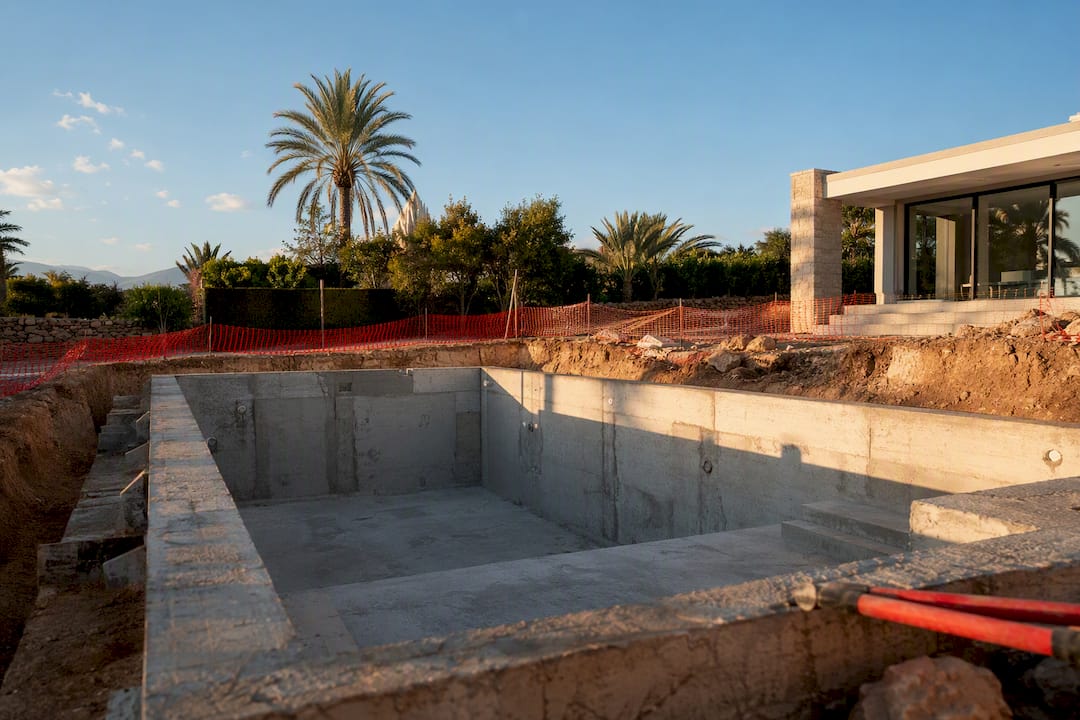 Piscina de obra en proceso de construcción en Alicante