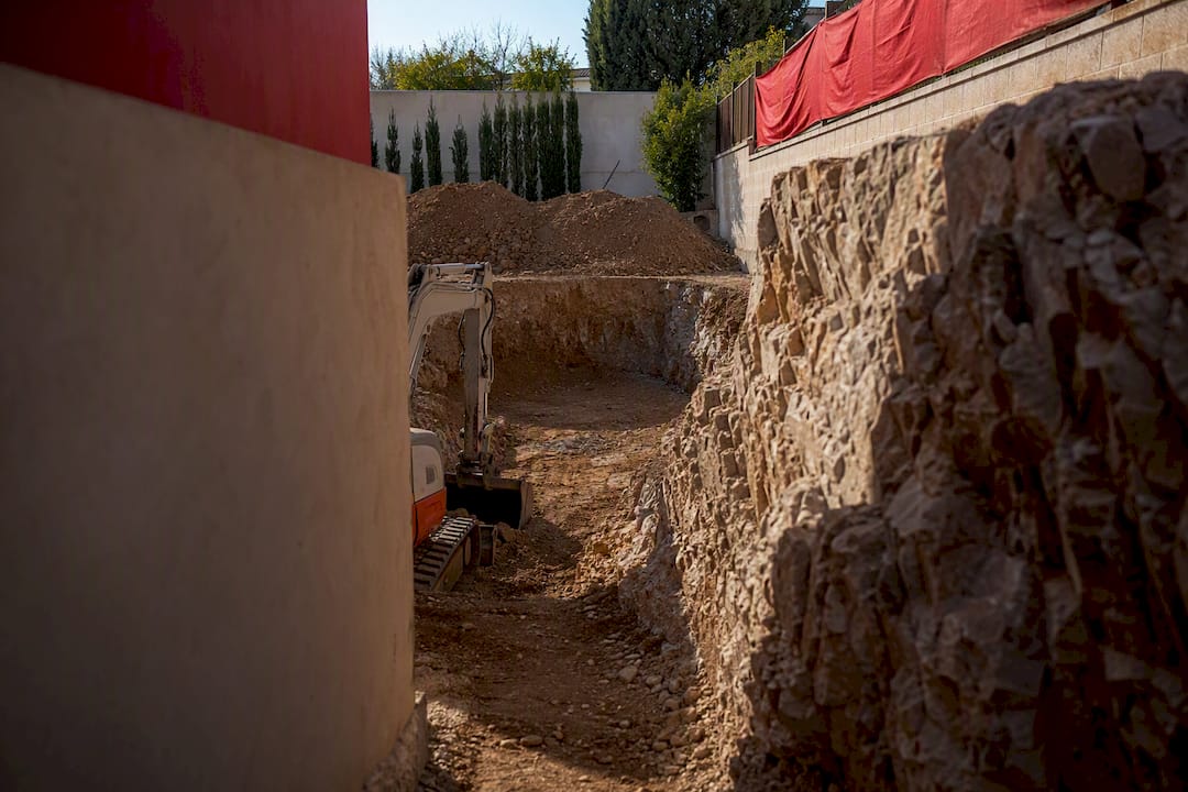 Excavación de piscina en terreno con roca