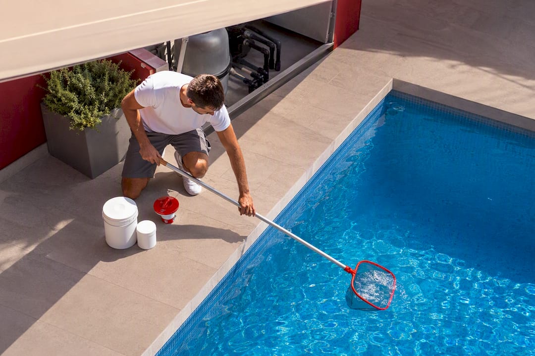 Mantenimiento y análisis del agua de una piscina