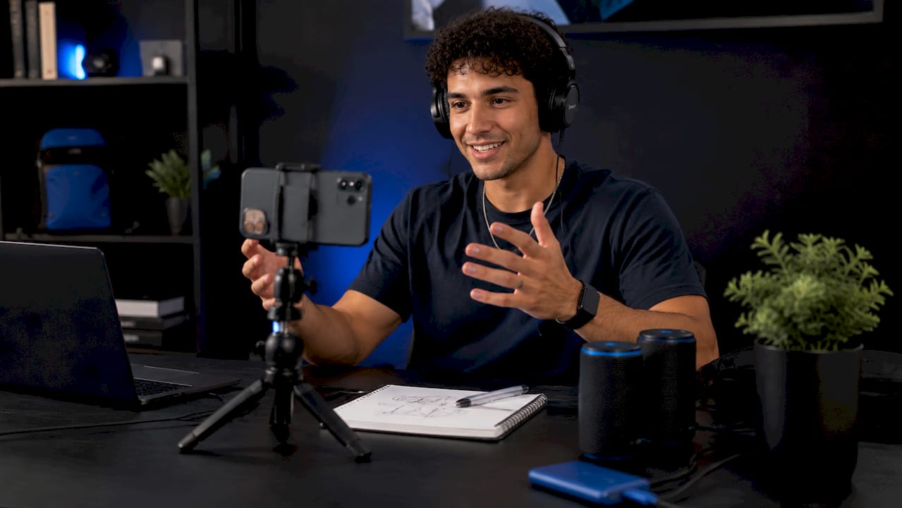Creador de contenido grabando un video en una oficina moderna