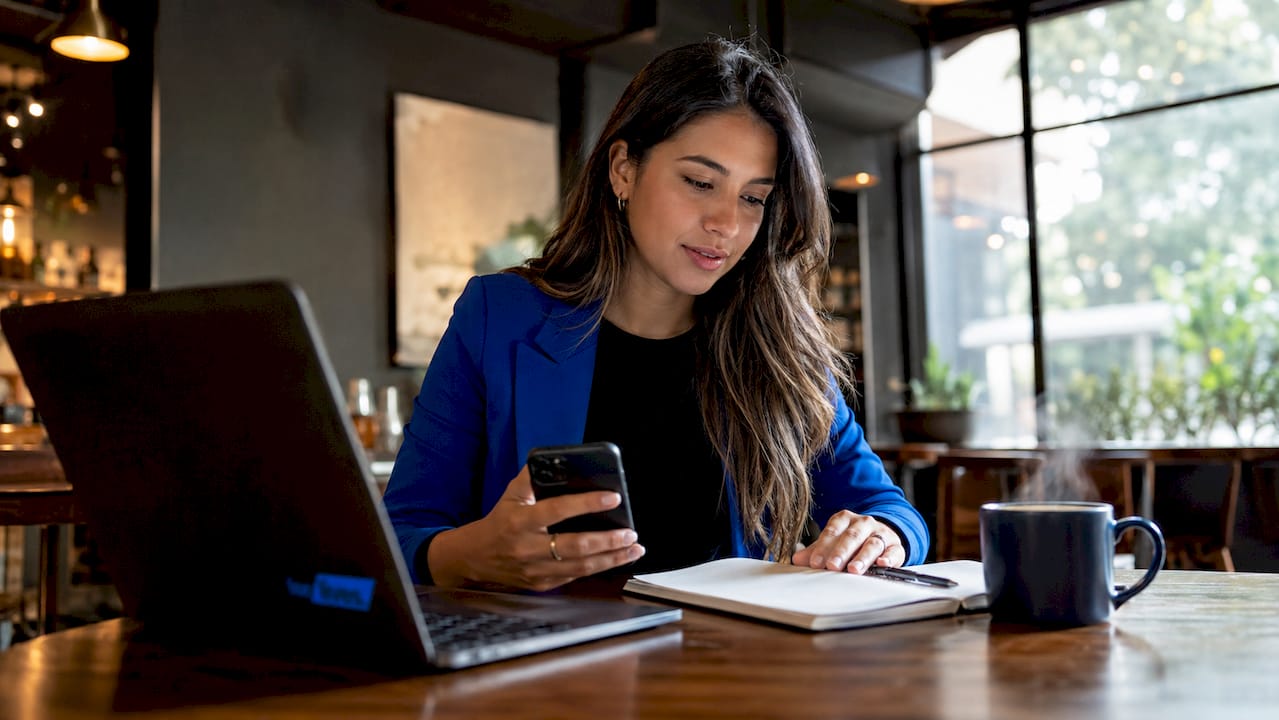 Mujer explorando un vídeo interactivo de compras desde su móvil