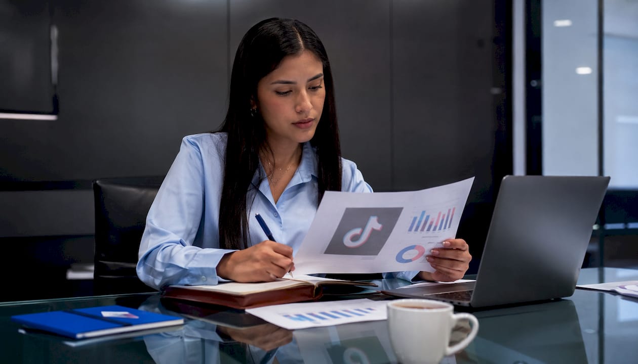 Profesional analizando resultados en una oficina moderna