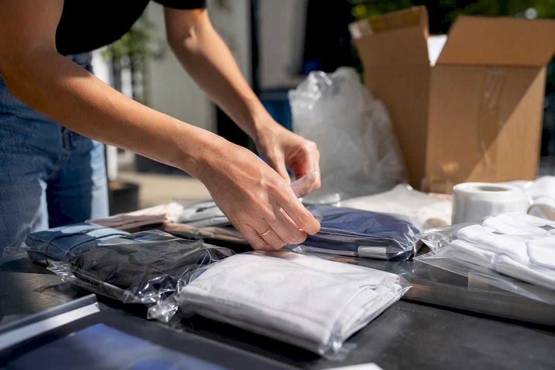 Manos preparando producto para TikTok Shop