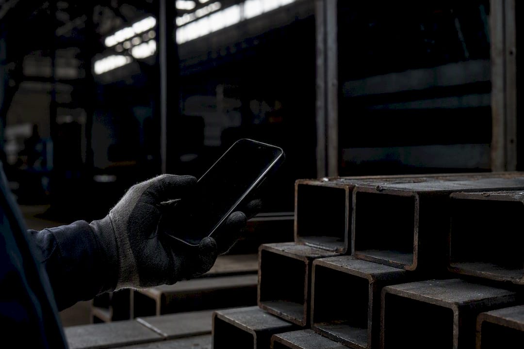 Smartphone dans une zone industrielle sombre