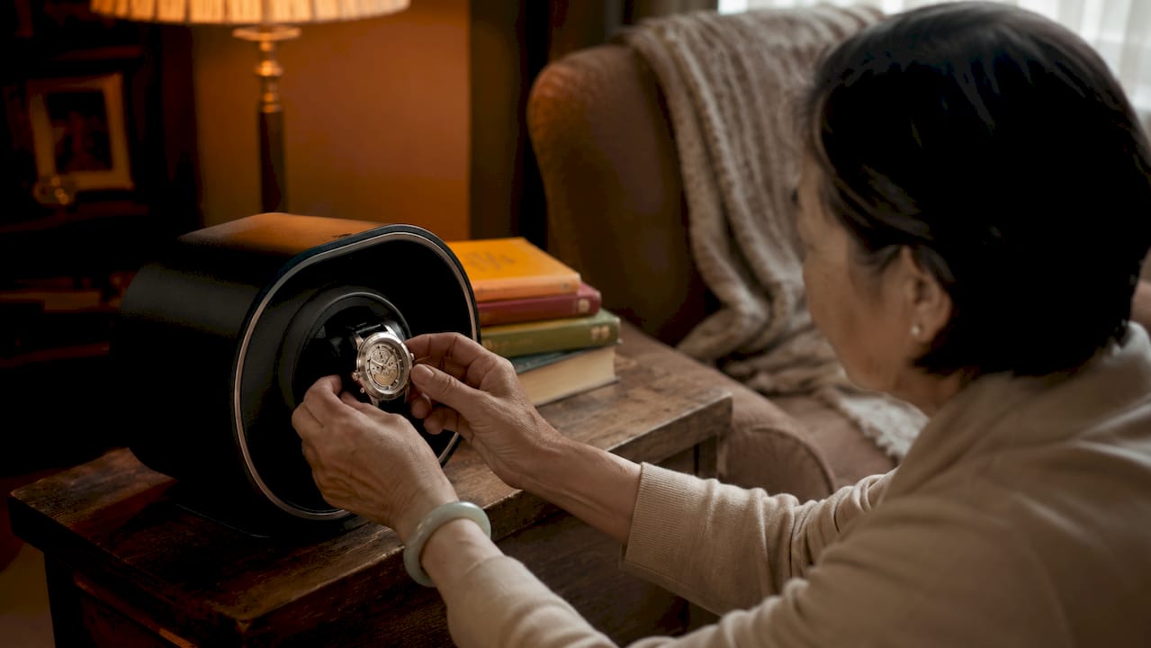 Hands using a watch winder device