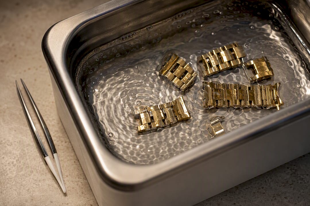 Gold bracelet links in ultrasonic cleaning bath