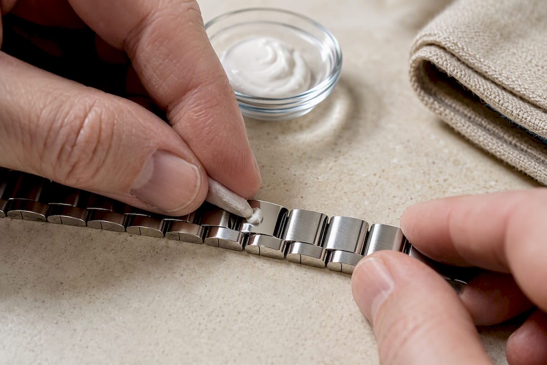 Applying polishing cream to bracelet link